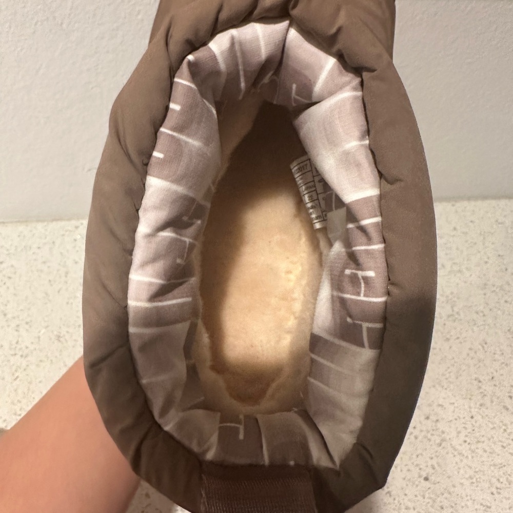 UGG - Picture 8 of 10